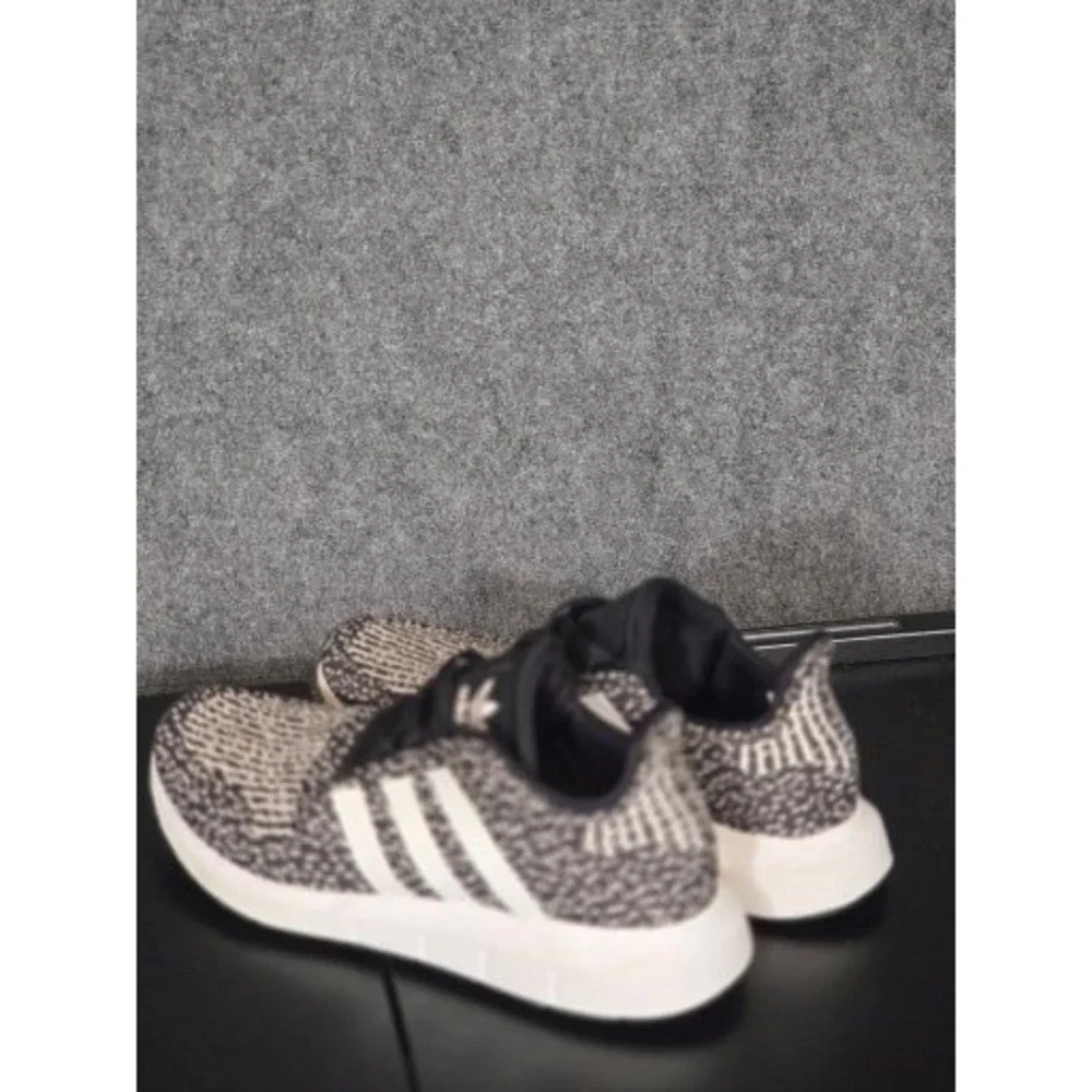 Adidas Swift Run Mens Shoes Black White Knit Sneakers Size 6 Casual Athleisure - Picture 7 of 8